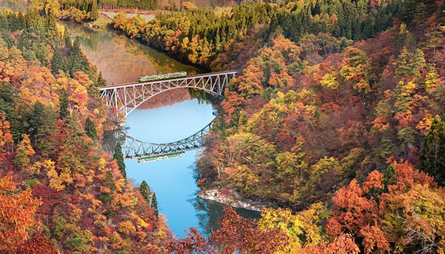 紅葉と列車が水面に揺れる……第一只見川橋梁（福島県）